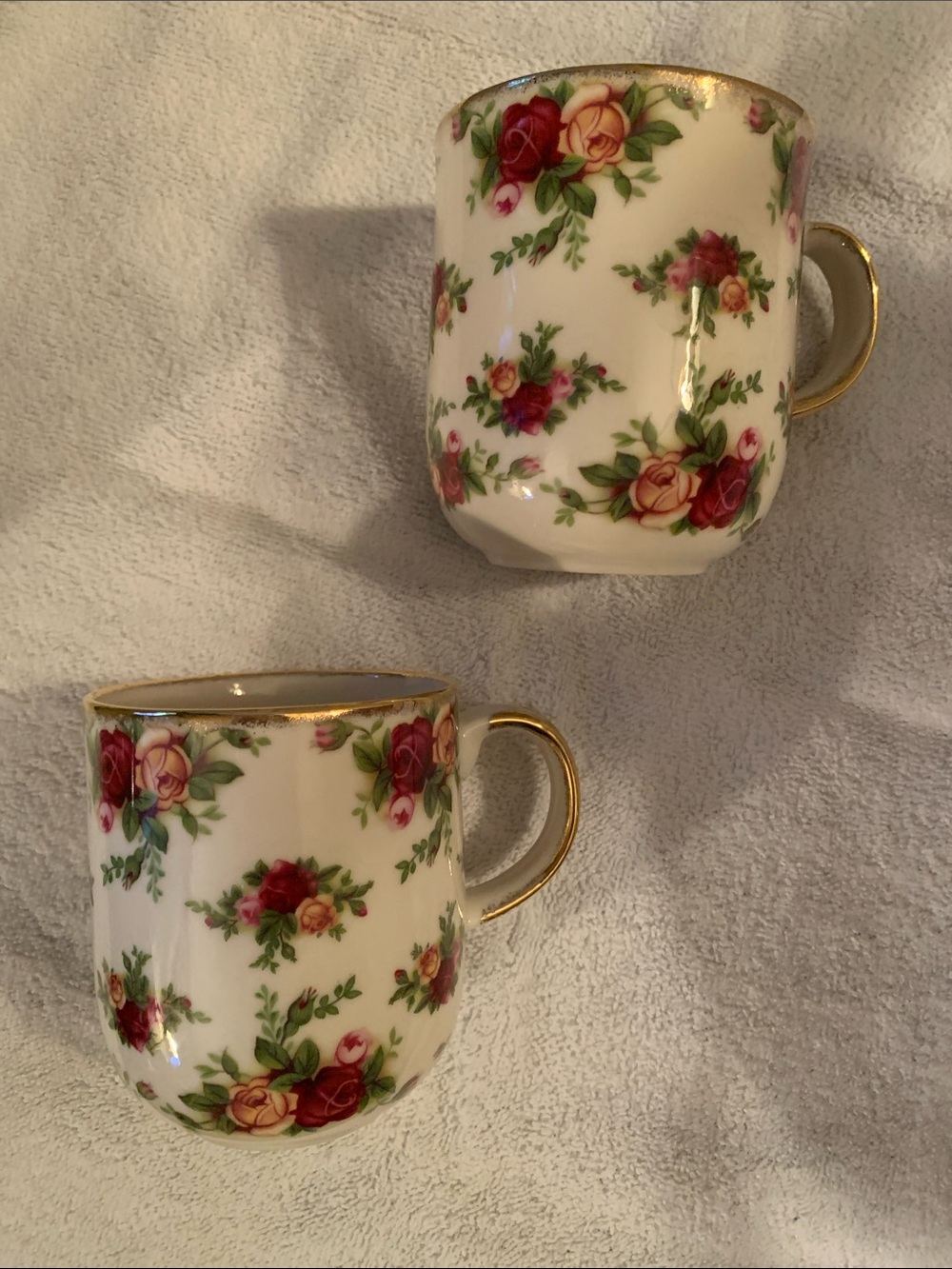 Royal Albert Fine China
Old Country Roses 🌹
1998 Royal Albert Ltd
Pair of mugs